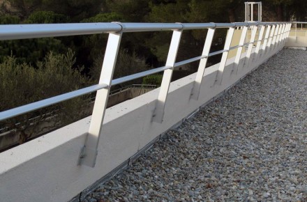 Vectaco free standing guardrail