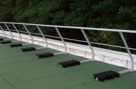 Vectaco inclice or curved free standing guardrail
