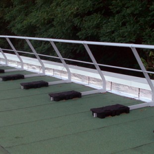 VECTACO® Free standing inclined guardrail