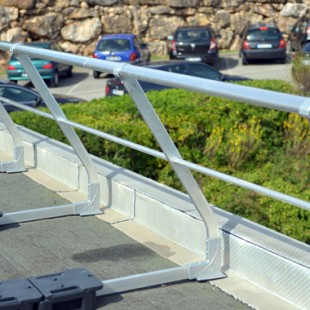 VECTACO® Free standing inclined guardrail
