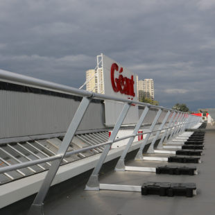 VECTACO® Freestanding inclined guardrail